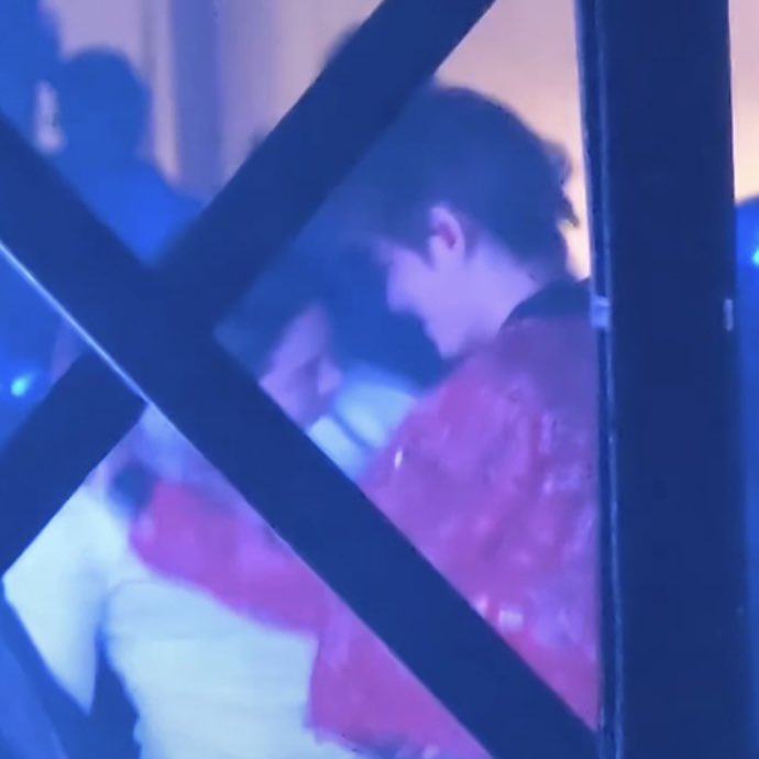 mikrokoskoos's tweet photo. JUNGKOOK JUST KISS HIM https://t.co/uJ8m1updq0