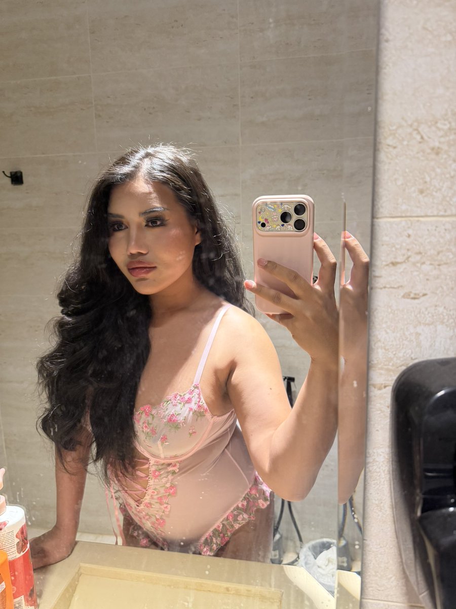 oreozvi's tweet photo. #jeddah_ladyboy 
#ladyboy_jeddah .. https://t.co/lOWz7DR02P