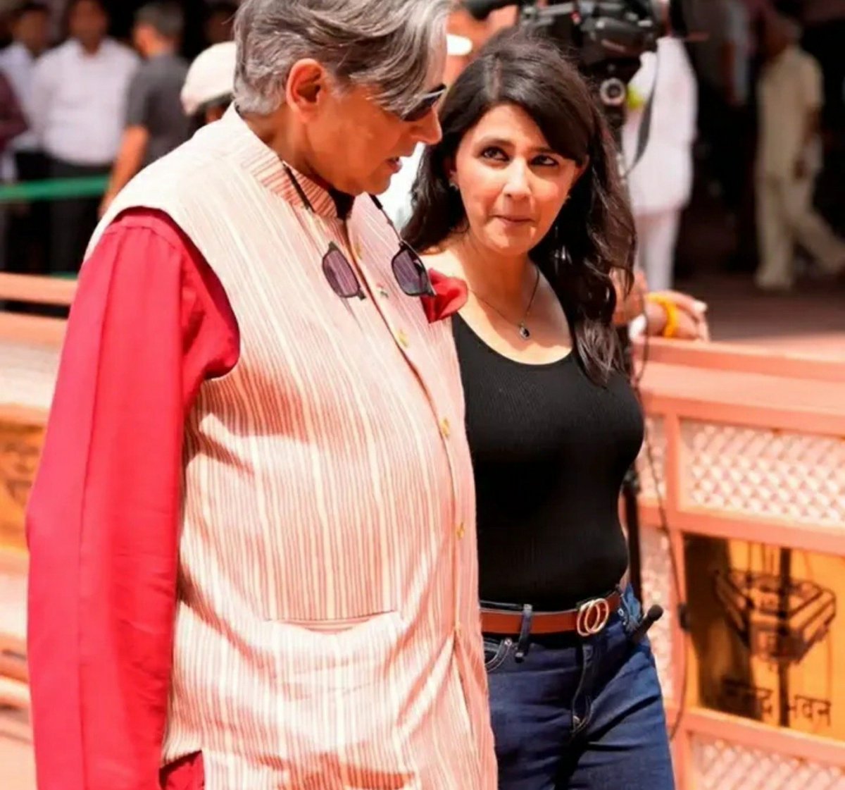 Rohitkumar65236's tweet photo. "He may not be a celebrity, but he is no less than one."
@ShashiTharoor  @ajtak_news https://t.co/FCGvDfYM0E