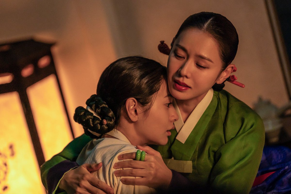 sonyejinpics's tweet photo. characters still cuts of son yejin as lady cho and nana as hee-yeon for <the scandal>. https://t.co/EFYpaS4aSd