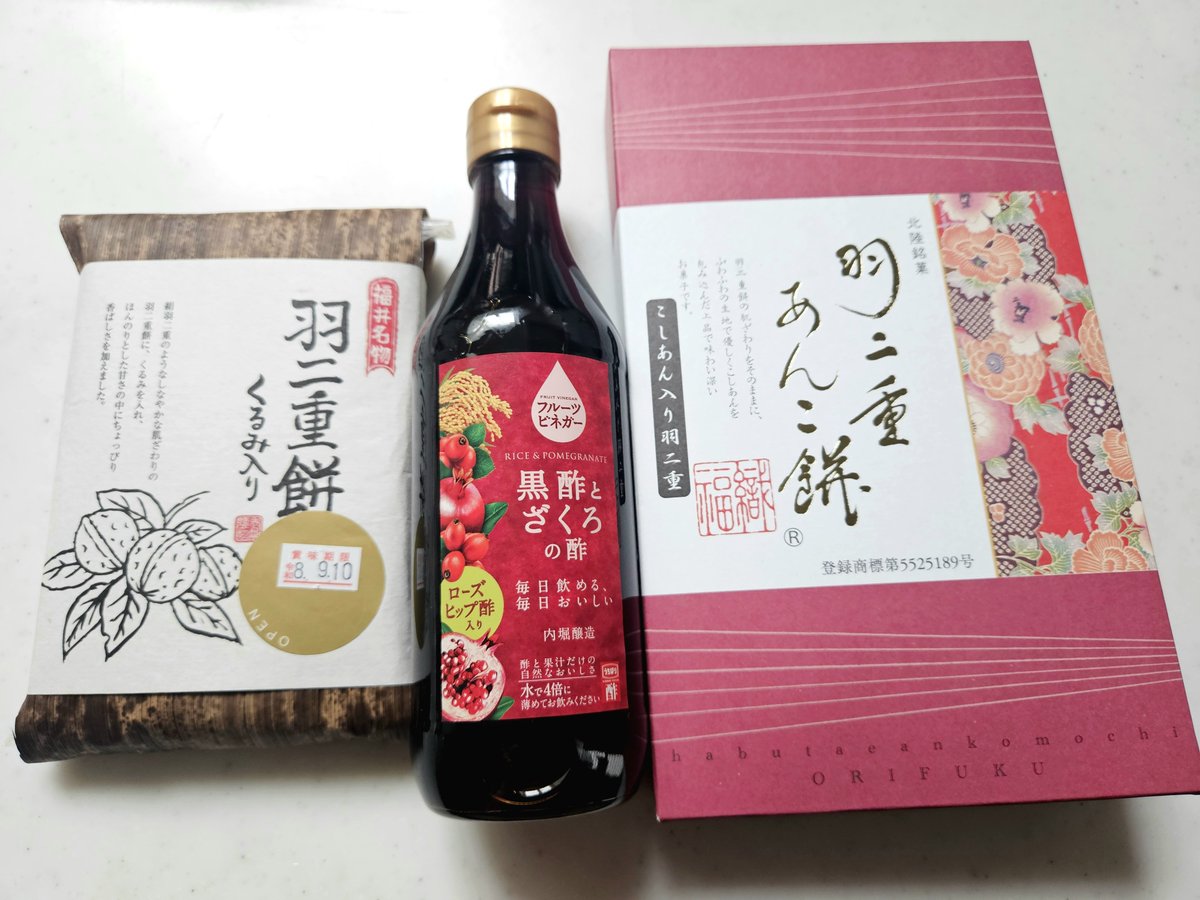 AI2806655366294's tweet photo. 最近はサボらず、ヨガにピラティス、フィットネスまで夢中になってしまい🧘‍♀️
忙しくも充実した毎日です🎶

そんな中、1ヶ月ぶりに岩盤浴へ♨️

敢えてメンズデーに行くのは、空いていて静かだから🧘‍♀️🫧

久しぶりの岩盤浴だったので、昨日はいつもより身体の反応を感じたのか、早々に眠くなってしまい、ぐっすり眠りました🛏️

岩盤帰りには🚘️
ちょこっと親戚宅へ寄って、お土産と、黒酢をいただきました🎶
今日のおやつに、ありがたくいただきます😚💕

甘いものをただ我慢するより
甘いものも上手に楽しむ😚🎶

毎日必ず食べるのではなく
「今日は楽しむ日」と決めるのもいいですよね🍰✨

「甘いもの＝太る」ではなく
大切なのは1日の総摂取カロリーや
食事全体のバランス。

運動もしながら🤸‍♀️摂取カロリーとのバランスも良好です👌✨️

甘いものを美味しくいただいたら😋

大好きなイルカを愛でながら🐬💕
今日のお仕事に入ります💎🔦