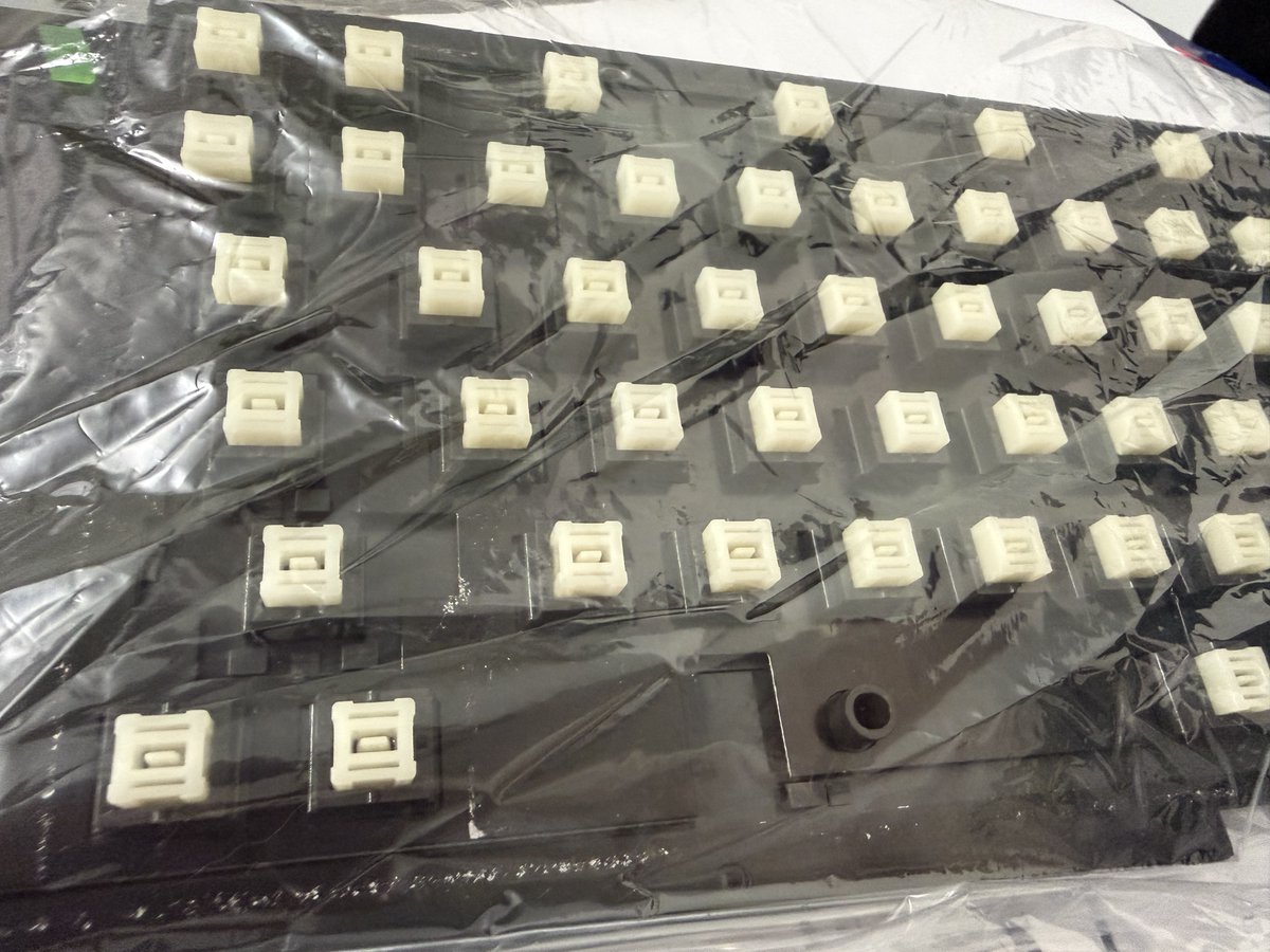 Ed_Opcode's tweet photo. 現在PC-6001mkIIのキーボードをレストア中なのですが、「O」のキートップと、それが刺さる白い軸（ステム）を探しています。予備をお持ちの方、リプライ/DMいただけると嬉しいです🙏
#PC6001 #PC6001mkII #レトロPC #NEC https://t.co/i8BR9CXHRq