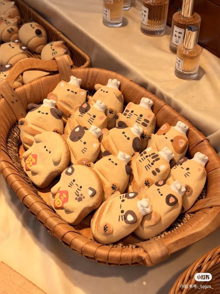 sonnetlust's tweet photo. ️️
📍𝐓𝐄𝐑𝐑𝐀 𝐒𝐎𝐋𝐈𝐒 𝐀𝐏𝐓  [ 𝑼𝑵𝑰𝑻 𝟎𝟗  ]

Halo para tetangga! Ini ada kukis, mini croissant dan roti isian! Jangan sungkan ya kalau mau ambil. Salam hangat dari Jeon bersaudara ya 🖤

  ️️ https://t.co/77HTiYtnph