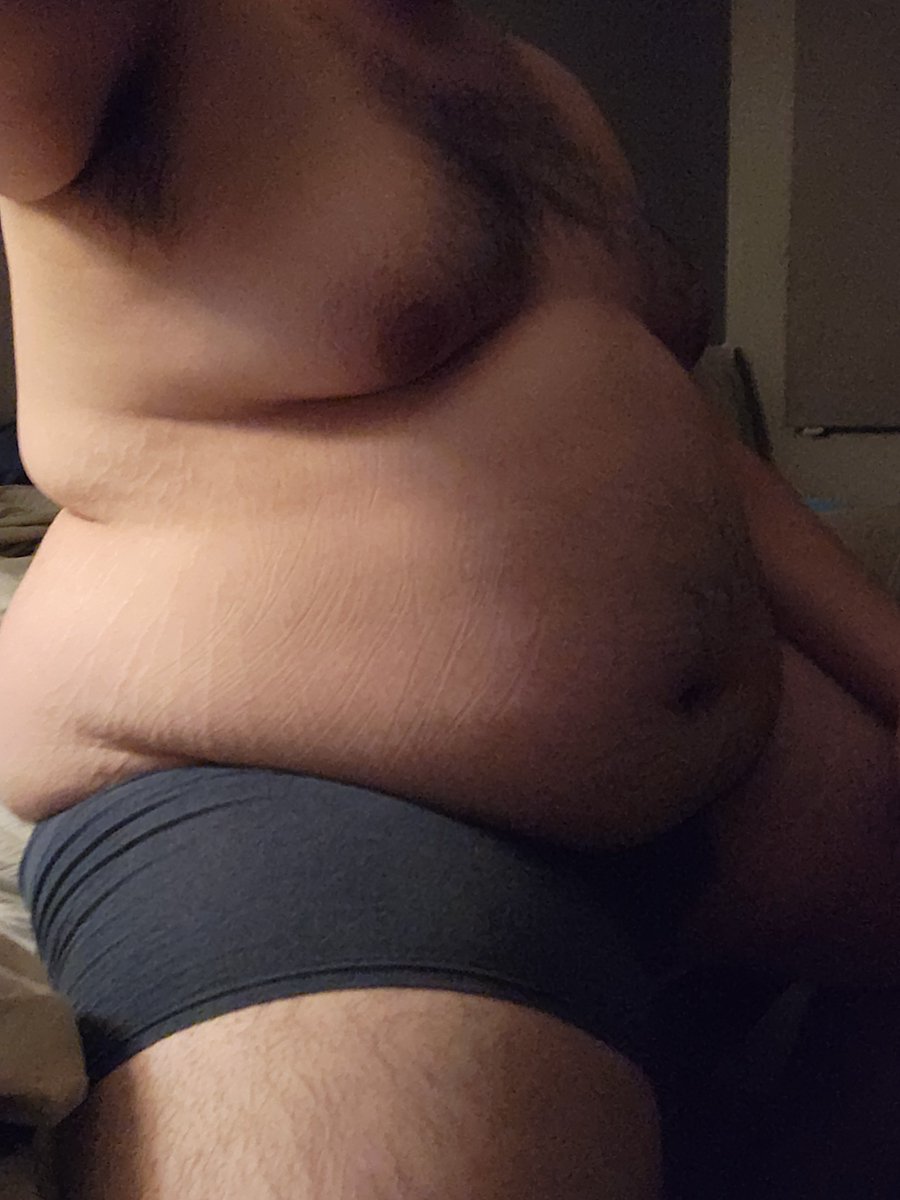 HungryAukan_AD's tweet photo. The 1st one its from February of this year and the second is from now, do I look fatter? https://t.co/cpzhpkZrSm