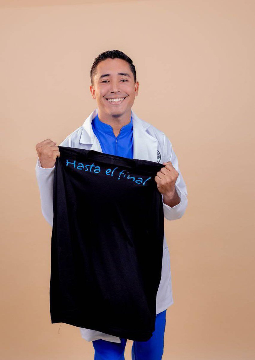 KalebBenIsrael's tweet photo. 🇻🇪 | El líder de Vente Joven Bolívar Virgilio Laverde ( @LaverdeVirgilio ) fué encarcelado injustamente justo antes de sus actos protocolares de grado en Medicina, por enfrentar al régimen y defender la verdad luego de las elecciones del 28J. 

Pero hoy, 2 años después, está en libertad y en sus actos, como una reivindicación de Dios, porque lo que es tuyo nadie te lo puede quitar. 

Representando a la juventud que no se doblega, y que quiere vivir en su tierra, de su profesión. Con dignidad, libertad y justicia, y así será. 

Felicidades líder, merecido logro y sabemos lo que te costó, que sigan los éxitos.👏🏻👏🏻🍾🇻🇪