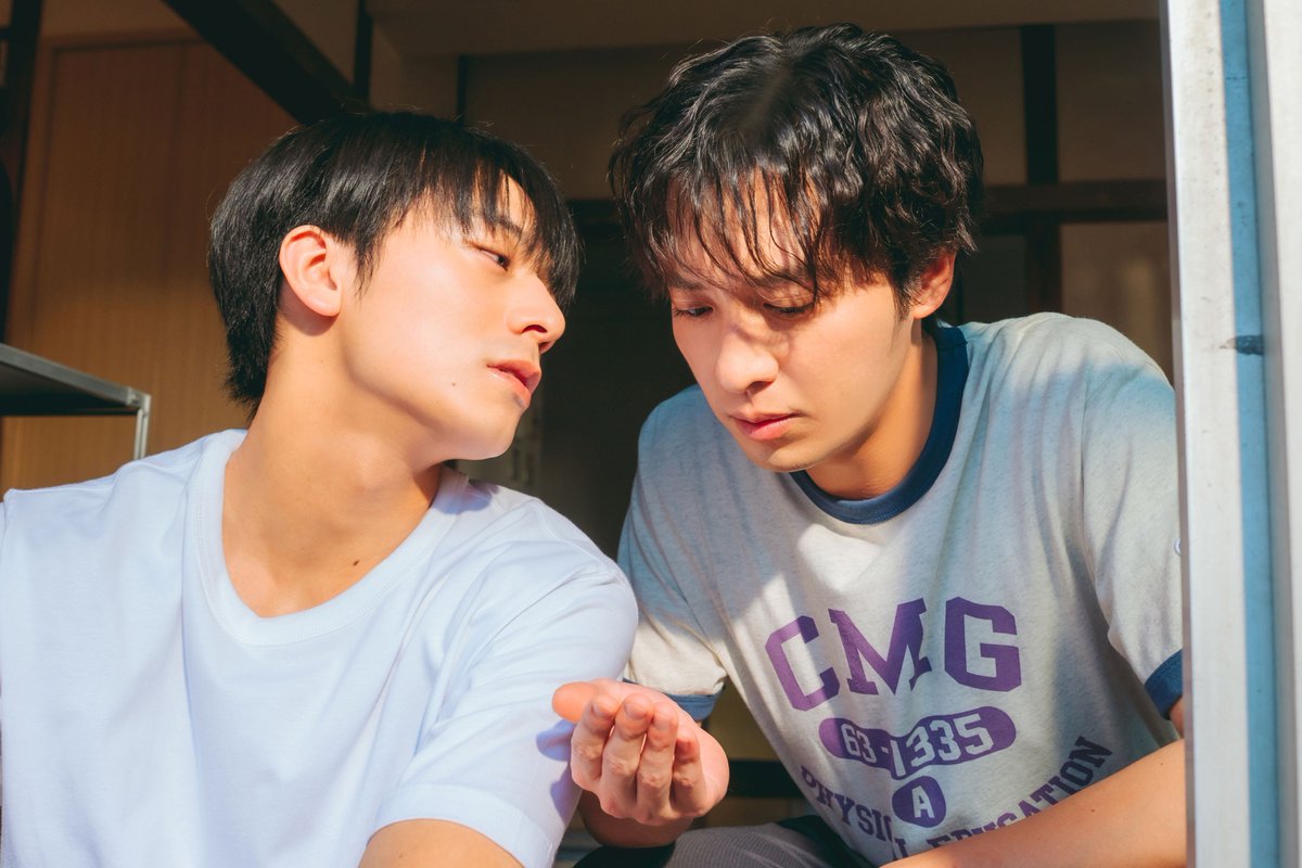 dramaL_abctv's tweet photo. #キスは捜査のあとで
🚨第６話より🚨

塩野「多古井さん、顔、跡ついてますよ」

多古井「え？まじで？どこ？」

（跡って言ってるのに）
なにかついてるか手を確認する多古井

多古井の頬にキスをする塩野。

塩野「ここ」

多古井「！（微笑み）」

テーブルには、
塩野が捨てたはずのボールペンと
多古井のペンが２本並んでいる。

実際のキュンシーンはTVerで✅
TVer🔗https://t.co/R7JiiG5rji

#キスあと #渡部秀 #齋藤璃佑