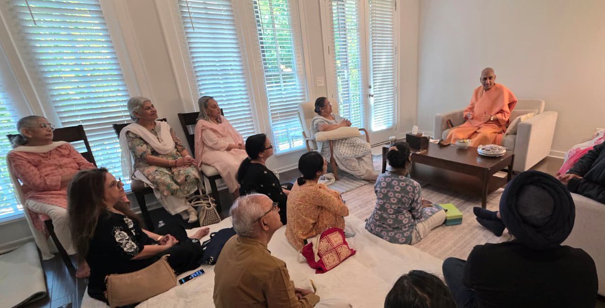 AvdheshanandG's tweet photo. 02 सितम्बर, अटलांटा, जॉर्जिया, USA (अमेरिका)। 
श्रीमत्परमहंस परिव्राजकाचार्य श्रोत्रिय ब्रह्मनिष्ठ जूनापीठाधीश्वर आचार्यमहामण्डलेश्वर अनन्तश्रीविभूषित पूज्यपाद गुरुदेव श्री स्वामी अवधेशानन्द गिरि जी महाराज “पूज्य आचार्यश्री” के पावन सान्निध्य में ‘अवधेशानन्दजी मिशन USA’ द्वारा दो दिव्य सत्संग-संगोष्ठियों का आयोजन किया गया। प्रथम सत्र प्रातःकाल तथा द्वितीय सत्र सायंकाल रमणीय ऐलाटूना नदी (Allatoona River) के तट पर सम्पन्न हुआ।

प्रातःकालीन सत्संग में आदरणीया पूज्या शैला माताजी ने श्रीमद्भगवद्गीता के द्वादश अध्याय ‘भक्तियोग’ की भावपूर्ण एवं जीवनोपयोगी व्याख्या की। उन्होंने बताया कि भगवान् श्रीकृष्ण के प्रति अनन्य प्रेम, समर्पण, समत्व, करुणा और अहंकाररहित जीवन ही सच्चे भक्त के लक्षण हैं- 
“अद्वेष्टा सर्वभूतानां मैत्रः करुण एव च।
निर्ममो निरहङ्कारः समदुःखसुखः क्षमी ।।”
अर्थात् जो किसी प्राणी से द्वेष नहीं करता, सबके प्रति मैत्री और करुणा रखता है तथा सुख-दुःख में समभाव रखता है, वही भगवान् का प्रिय भक्त है।

इसके उपरान्त "पूज्य आचार्यश्री" ने भक्तियोग के सगुण-साकार एवं निर्गुण-निराकार स्वरूपों पर प्रकाश डालते हुए कहा कि उपासना की विधियाँ भिन्न हो सकती हैं, किन्तु उनका लक्ष्य एक ही है - अहंकार का विसर्जन, अन्तःकरण की निर्मलता और परमात्मा में अखण्ड प्रतिष्ठा। सगुण भक्ति श्रद्धा, सेवा, नाम, रूप और लीला द्वारा भक्त को भगवान् के निकट ले जाती है, जबकि निर्गुण भक्ति उसी परम तत्त्व की सर्वव्यापक एवं अद्वैत अनुभूति कराती है। परिपक्व होने पर दोनों धाराएँ परम प्रेम और ब्रह्मानुभूति में समाहित हो जाती हैं।

"पूज्य आचार्यश्री" ने नारद भक्ति-सूत्र के अमृतमय सूत्रों की सरस एवं गम्भीर व्याख्या करते हुए कहा कि “सा त्वस्मिन् परमप्रेमरूपा। अमृतस्वरूपा च।”
भक्ति परमात्मा के प्रति परम प्रेम और अमृत का स्वरूप है; वह मनुष्य को नश्वर आकर्षणों से ऊपर उठाकर शाश्वत आनन्द प्रदान करती है। “यल्लब्ध्वा पुमान् सिद्धो भवत्यमृतो भवति तृप्तो भवति।” जिसे प्राप्त कर मनुष्य सिद्ध, अमृतमय और पूर्णतः तृप्त हो जाता है।

उन्होंने कहा कि भक्ति बाह्य प्रदर्शन अथवा क्षणिक भावावेश नहीं, अपितु चित्त की वह पवित्र अवस्था है, जिसमें भक्त अपनी इच्छाओं, अपेक्षाओं और अहंकार को भगवान् के चरणों में समर्पित कर देता है। भक्ति जीवन में विनम्रता, सरलता, सेवा, करुणा और निष्कामता लाती है।
“निरोधस्तु लोकवेदव्यापारन्यासः।”
अर्थात् भक्ति में संसार और शास्त्रविहित कर्मों का निषेध नहीं, बल्कि कर्तृत्वाभिमान एवं फलासक्ति का परमात्मा में समर्पण है। भगवान् को अर्पित कर्म ही साधना, सेवा और पूजा बन जाता है।

"पूज्य आचार्यश्री" ने श्रीमद्वाल्मीकि रामायण, श्रीरामचरितमानस, श्रीमद्भागवत महापुराण तथा भक्तिशास्त्र के प्रेरक प्रसंगों द्वारा भक्ति के विविध आयामों की व्याख्या की। नवधा भक्ति का उल्लेख करते हुए उन्होंने कहा कि 
“श्रवणं कीर्तनं विष्णोः स्मरणं पादसेवनम्।
अर्चनं वन्दनं दास्यं सख्यमात्मनिवेदनम् ।।”
श्रवण, कीर्तन, स्मरण, पादसेवन, अर्चन, वन्दन, दास्य, सख्य और आत्मनिवेदन; नवधा भक्ति के नौ सोपान हैं। इनमें से किसी एक का भी पूर्ण निष्ठा से आश्रय लेने पर अन्तःकरण निर्मल होकर ईश्वरानुभूति के योग्य बन जाता है।

इन सत्संग-संगोष्ठियों में अमेरिका के विभिन्न क्षेत्रों से आए भक्तों ने आध्यात्मिक ऊर्जा, अन्तःशान्ति और दिव्य आनन्द की अनुभूति की। इस अवसर पर प्रभु प्रेमी संघ, दिल्ली के वरिष्ठ न्यासी आदरणीय श्री विनोद बुट्टन जी एवं आदरणीया श्रीमती सरोज बुट्टन जी सहित अमित बुट्टन, विभा बुट्टन, अंशु शरॉफ और आदित्य उपस्थित रहे। मेडिसन सिटी से श्री बब्बी चावला, श्रीमती नीलू चावला एवं मनीष चावला; दिल्ली से श्री सहजपाल जी, श्रीमती शशि सहजपाल एवं निखिल; वाशिंगटन से डॉ. कंचन एवं श्री विवेक बैरीवाला, श्री देवेन्द्र गुप्ता, श्रीमती पंखुड़ी गुप्ता सहित अनेक साधकों ने सत्संग का लाभ प्राप्त किया। इस अवसर पर अमेरिका में मिशन के सेवा, संस्कार, सत्संग और आध्यात्मिक जागरण से जुड़े कार्यों के विस्तार पर भी विचार-विमर्श हुआ।

इसी क्रम में कल अटलांटा स्थित प्रतिष्ठित जिमी कार्टर सेंटर में विशाल सत्संग-समारोह आयोजित होगा, जिसमें "पूज्य आचार्यश्री" अपने प्रेरक एवं तत्त्वदर्शी उद्बोधन से जनसमुदाय को सम्बोधित करेंगे। यह आयोजन भारतीय अध्यात्म, सनातन जीवन-मूल्यों और विश्वबन्धुत्व के दिव्य सन्देश को अमेरिका की धरती पर व्यापकता प्रदान करेगा।

#AvdheshanandG_Mission #AvdheshanandG_Quotes #SwamiAvdheshanandGiri
