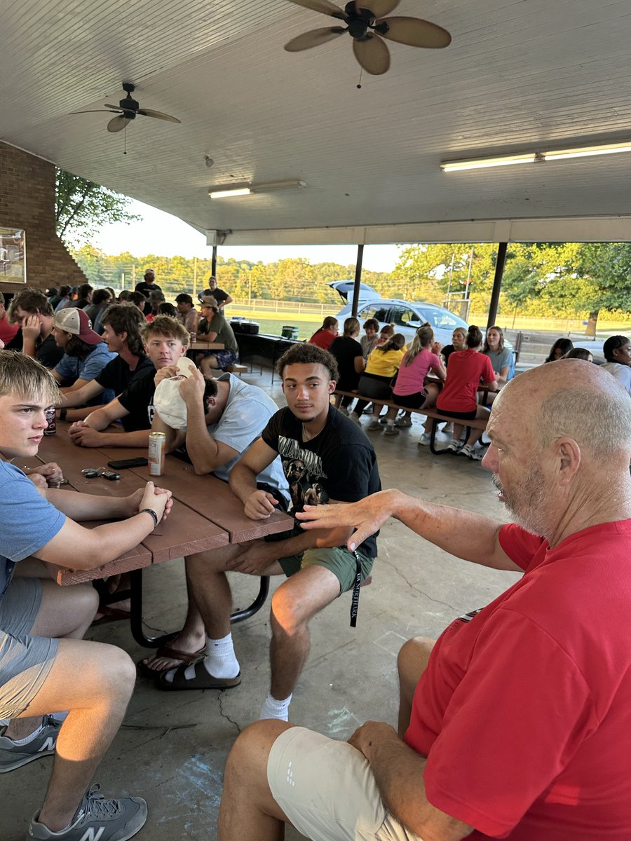 PioneerTeams's tweet photo. ❤️ A HUGE thank you to Jeff &amp; Becky Brasel and their family!

After many years of pouring into UA Northark, they’ve spent the last 6 years gathering our student-athletes every other Wednesday for food, games, fellowship &amp; support.

We’re so grateful for all they do for our ‘Neers https://t.co/sJ6e4jJ52W