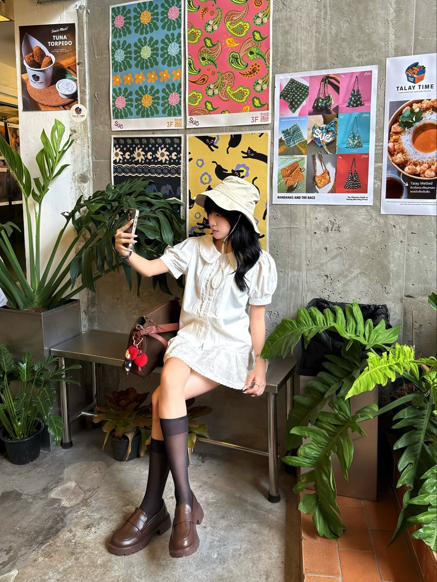 yoxrgravity's tweet photo. คอนเฟิมว่า tur gub chan สวยจริง 🌲 ให้เลยคอมมูนิตี้ย่านสาทร บรรยากาศตึกเก่าแต่มีต้นไม้ร่มรื่น อยู่ได้ถึง 22.00 ในตึกมีคาเฟ่ ร้านอาหาร ร้านเสื้อผ้า ร้านตัดผม มุมถ่ายรูปเยอะ แสงสวย มู้ดดีมากกกก :– ) https://t.co/V7BCPlApVi