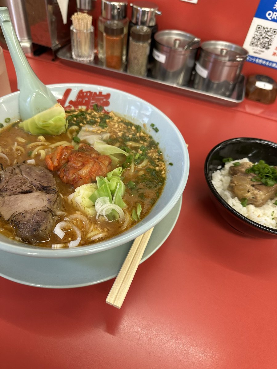 Satsuki_Fuyo's tweet photo. …これ、レギュラーメニューにしてほちい。
「山岡家」の旨辛スタミナラーメン。

隣の？豚軟骨丼とのこと。うましうまし。 https://t.co/fDJtlpPBdn