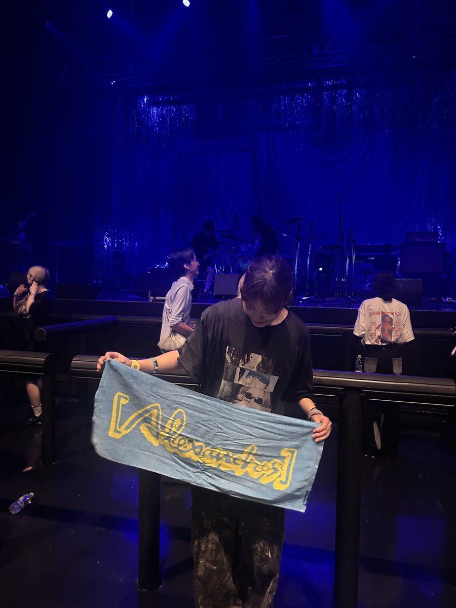 Miu_dros's tweet photo. ツアー終わって１週間経つけど久々のドロス楽しかったな〜〜😭ワンマンはVIPぶりに行けてもうほんとに滝涙です💧やっぱりドロスは生きる源ですと改めて✨️✨️欲しかったスミクロTも買えたし〜(ᐢᴖ ·̫ ᴖᐢ)👍🏻🎶
#alexandros #YAWってきた https://t.co/AeewJNNJfJ