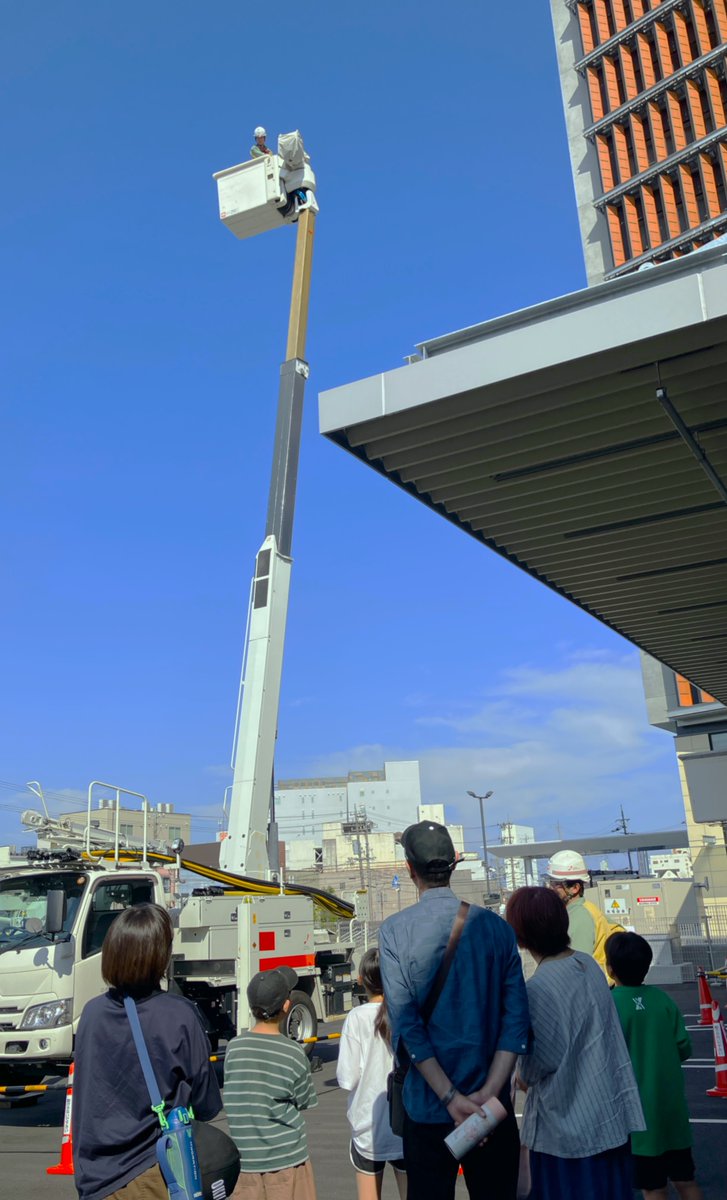 ChudenPowergrid's tweet photo. ＼夏休み親子見学会を開催🌻／
三重支社は、津商工会議所主催の「夏休み親子見学会」に参加しました📝
電気が家庭に届く仕組みをご紹介し、系統模型実験や高所作業車の乗車体験を通じて、電気をお届けする仕事に触れていただきました🚚
今後も、子どもたちの学びにつながる取り組みを続けてまいります✨