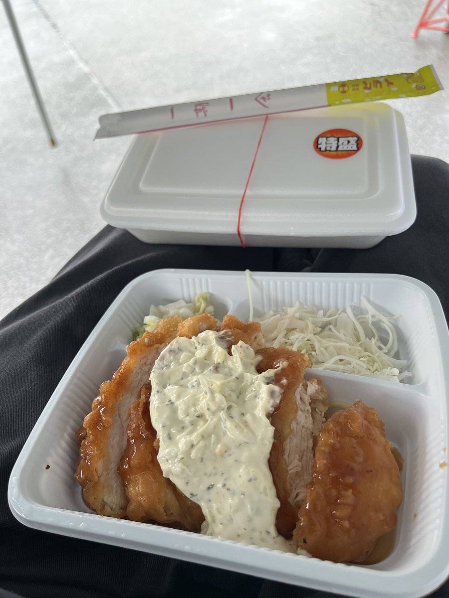 bb_hokkaido's tweet photo. お昼にこれまた九大さんおすすめ
お弁当のヒライの自信南蛮弁当

自信つけるよー

#自動車部
#自信南蛮弁当
#七大戦ジムカーナ
#自信つけるよー https://t.co/ZCCmfnQZDH