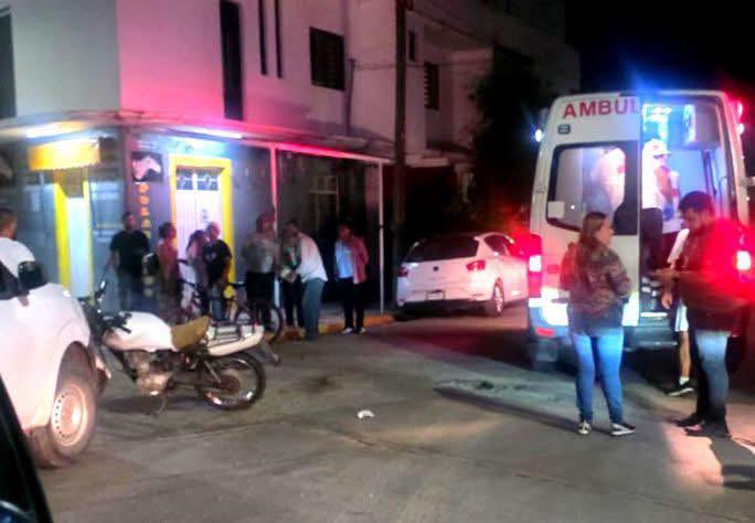 NotiRoja's tweet photo. #URGENTE 🚨| Esta noche sujetos desconocidos asesinaron a balazos aún hombre, los hechos se registraron en la calle Sabinos y Pensamientos en la colonia Reforma #Oaxaca de Juárez. 

La víctima habría recibido al menos tres impactos de arma de fuego. https://t.co/c2kpcXLqcd