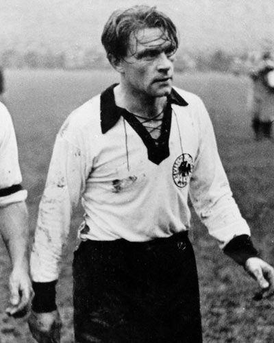 Footballers_bot's tweet photo. アンドレアス・クップファー/戦前から戦後すぐのドイツを代表する選手の1人。運動量、テクニック、パスレンジに優れた万能性のウイングハーフとして活躍し、シュヴァインフルトで600試合以上に出場。代表でも13年間に渡り出場し、後に1954年スイスW杯でドイツが優勝する足掛かりを作ったとも言える。 https://t.co/DQoEiNSBkR