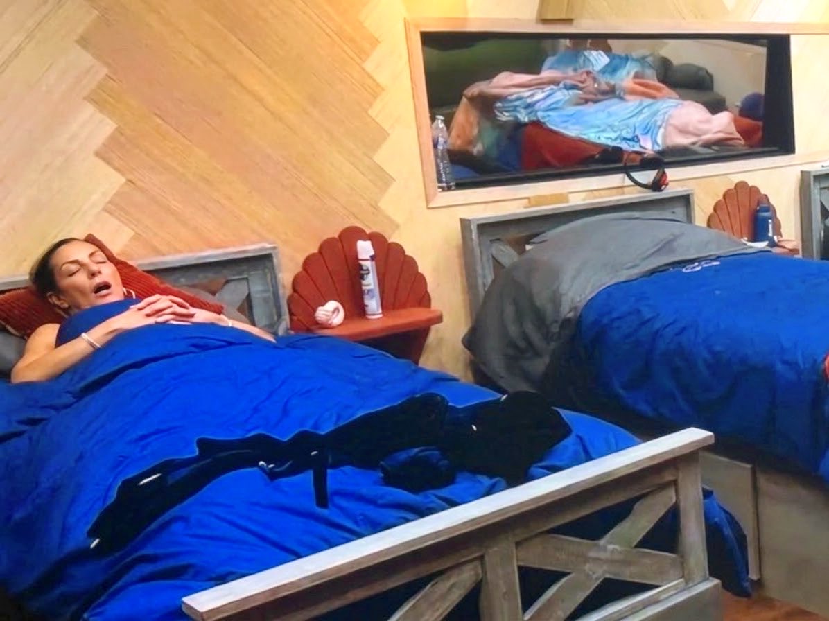 sliphy_'s tweet photo. Si así está la casa con la salida de @AldoRendonEnX no me imagino cuando saquen a Karina, Gema. se les cae en programa 😫
#LaCasaDeLosFamososMx https://t.co/EUbzpJZ9JC