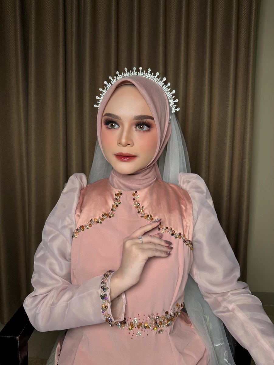 sm_benz's tweet photo. BEAUTIFUL. MUA dan hijab @intanellynmakeup. Muse @muse. tipaa. Attire @sewakebaya_byintan. https://t.co/5y4d1PTh1g