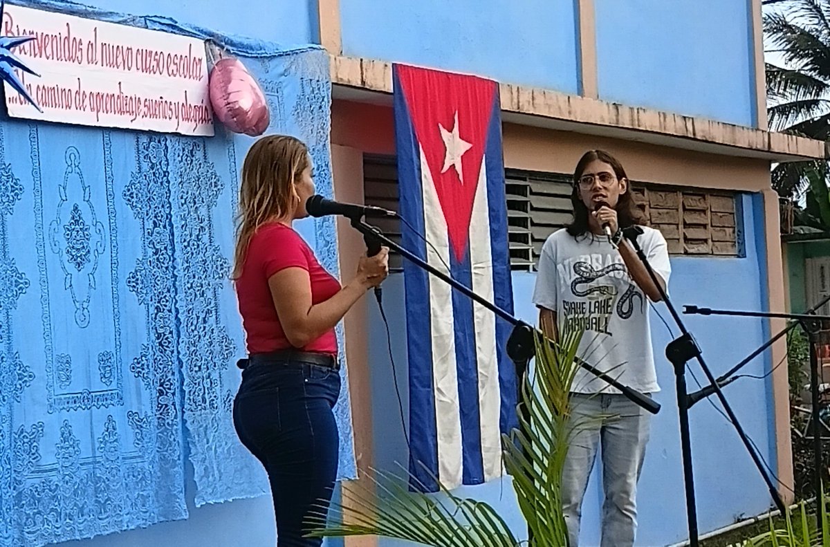 BaracoaT's tweet photo. #EducaciónDeCalidad  #EntornosSeguros #InicioDeCurso #EducaciónBaracoa #CubaMined.
Acto Municipal de Inicio de curso escolar en el Preunivesitario Julio Antonio Mella Baracoa
Un compromiso con la historia y con la revolución. https://t.co/ZQ8Iljfpqx