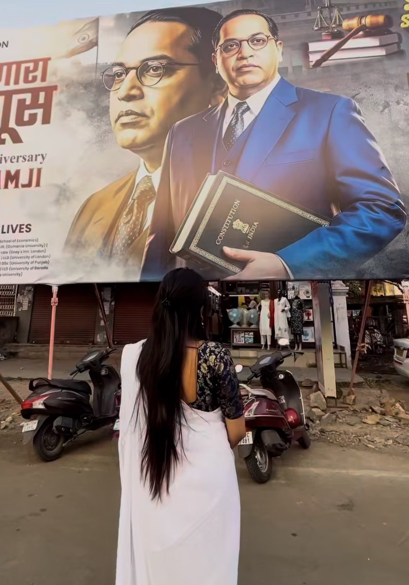 jitu_rajoriya's tweet photo. अब तो युवा वर्ग भी जागरूक हो चुका हैं और जानने लगा हैं कि महिलाओं के अधिकारों उनके हकों की लड़ाई किसी और ने नहीं बल्कि बाबा साहेब भीमराव अंबेडकर जी ने लड़ी थी उनको अपने संविधान में बराबरी का अधिकार दिया, खुलकर जीने की आज़ादी दी, विशेष क़ानून बनाया।

एक दौर था जब महिलाओं को घर से बाहर निकलने नहीं दिया जाता उन्हें सिर्फ़ चौका बर्तन तक सीमित कर दिया जाता था और कुप्रथा के चार दीवारी में क़ैद रखा जाता था लेकिन आज महिलाएं पुरुषों के बराबर इस देश में भागीदारी निभा रही हैं उन्हें बराबर का अधिकार मिल रहा है और आज़ाद जीवन जी रही हैं ये भारतीय संविधान की देन हैं, बाबा साहेब भीमराव अंबेडकर जी के संघर्षों की देन हैं।