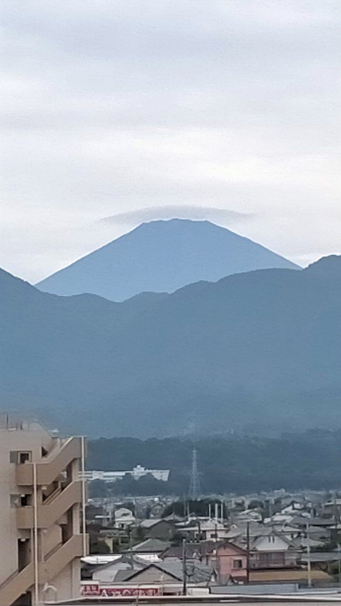 AkiraShioyama's tweet photo. おはようございます☀️

左が「天使の輪」がかかっている、今日の富士山🗻

右が「日傘」をさしてる、昨日の富士山🗻

#富士山 
#天使の輪 
#日傘 
#雲海 
#開成町 https://t.co/gnxFBkYaCm