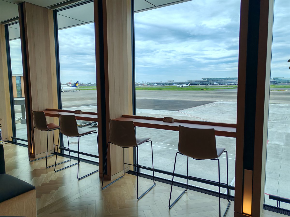 daniel_BEI2000's tweet photo. 羽田空港第1ターミナルの新エリア「北側サテライト」✈️✨　
旧24番ゲートを潰して北側へ延伸　
搭乗ゲートは実質「1減4増」の拡張！　
「鉄骨×木造」ハイブリッド構造で木材の香りが漂う🌲🪵 https://t.co/Dk2KQAjOQK