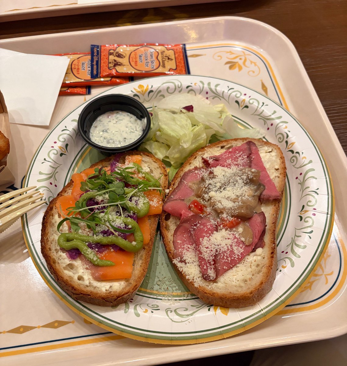 D07M8316RI's tweet photo. 東京ディズニーシーはファンスプにあるアレンデールのロイヤルバンケット。

世界観が大変良く、まさかこれがレストランなのかと驚く佇まいのお店ですが、料理も大変美味しくなっていて感激しました😄

以前のメニューも美味でしたが変更後は更に美味しくなったと感じています。

値段はちと高いけど💦 https://t.co/f8xAxspnCU