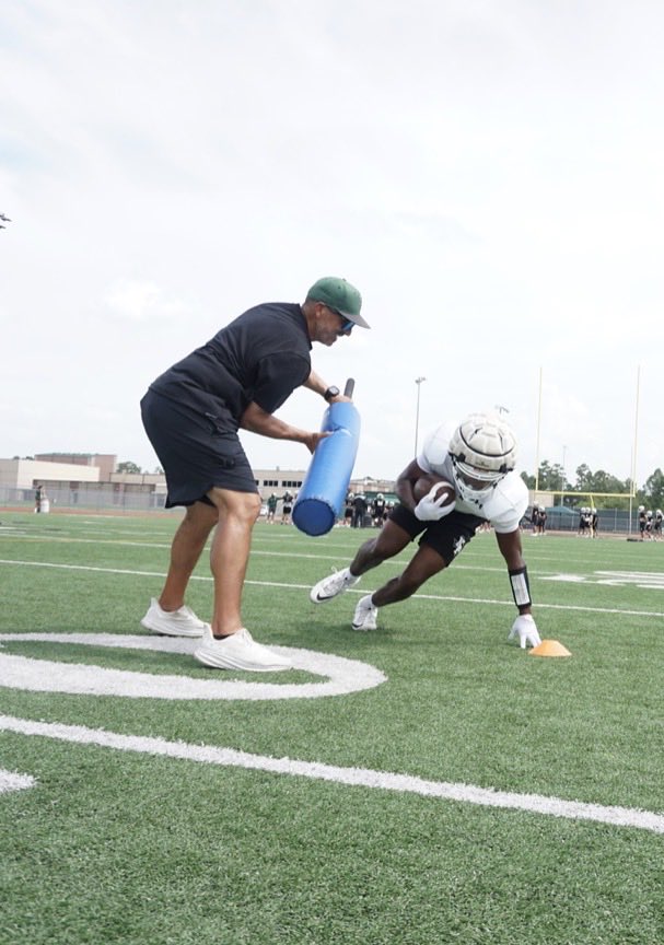 KPark_Football's tweet photo. Work 🏈 https://t.co/U6L1a6FTUS