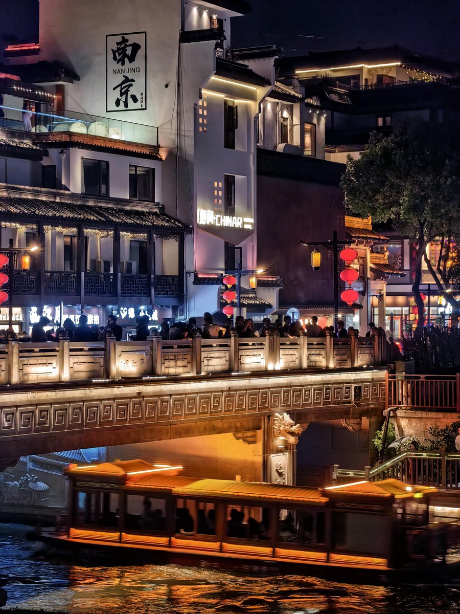 ezentrip's tweet photo. Nanjing feels completely different at night. 🌙✨

Take a boat along the Qinhuai River and watch the ancient buildings, colorful lights, and reflections on the water come alive.

It’s a beautiful way to experience Nanjing’s history, culture, and romantic night atmosphere. https://t.co/RlOjoORiZ4