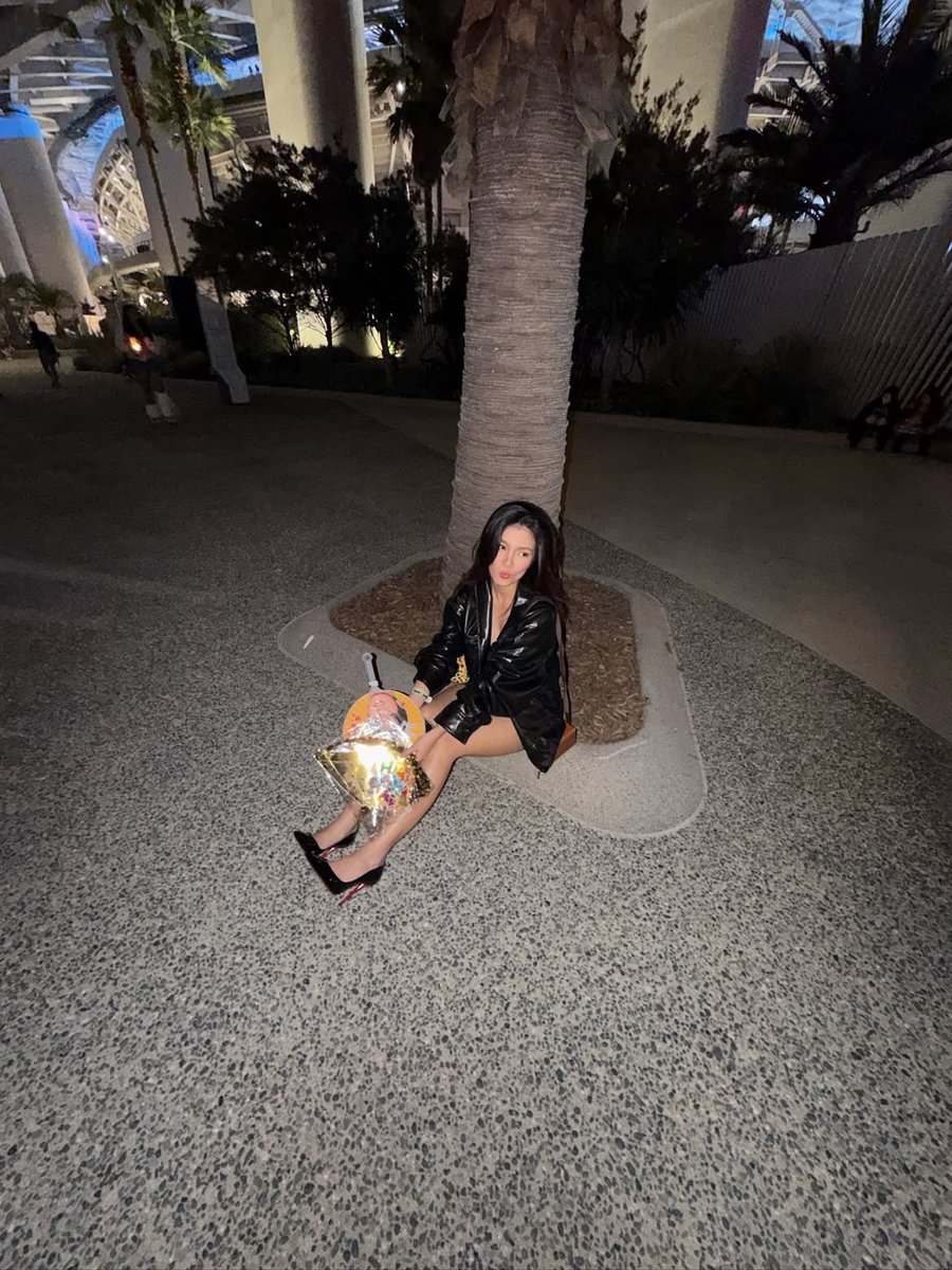 donbellejournal's tweet photo. Attending a concert in a stiletto is INSANE!!! Anw, so happy for you, love! 💜

#BelleMariano https://t.co/5xd9Vynt8W