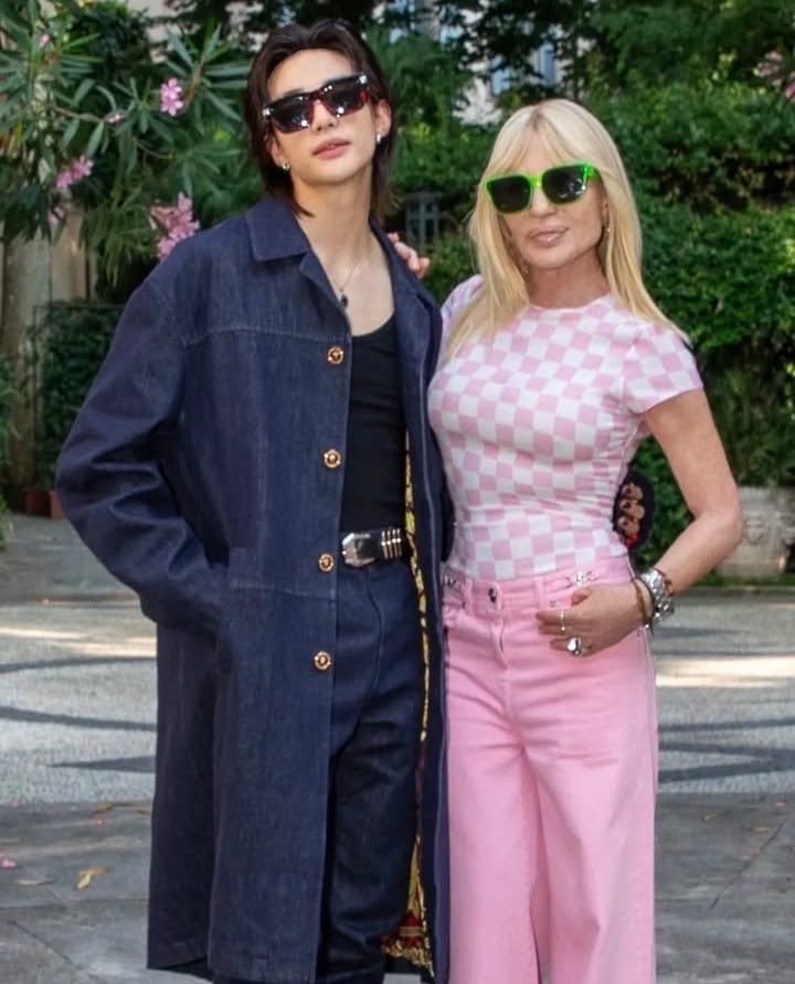 prettylillixie's tweet photo. i miss seeing donatella under ever single hyunjin post. we had it so good back then 💔 https://t.co/WYDblknGGl