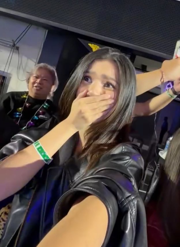 doughnbil's tweet photo. she’s just like us fr frrrrr hahaha belle &amp; her army heart 😭 https://t.co/ssRIPk3ir6