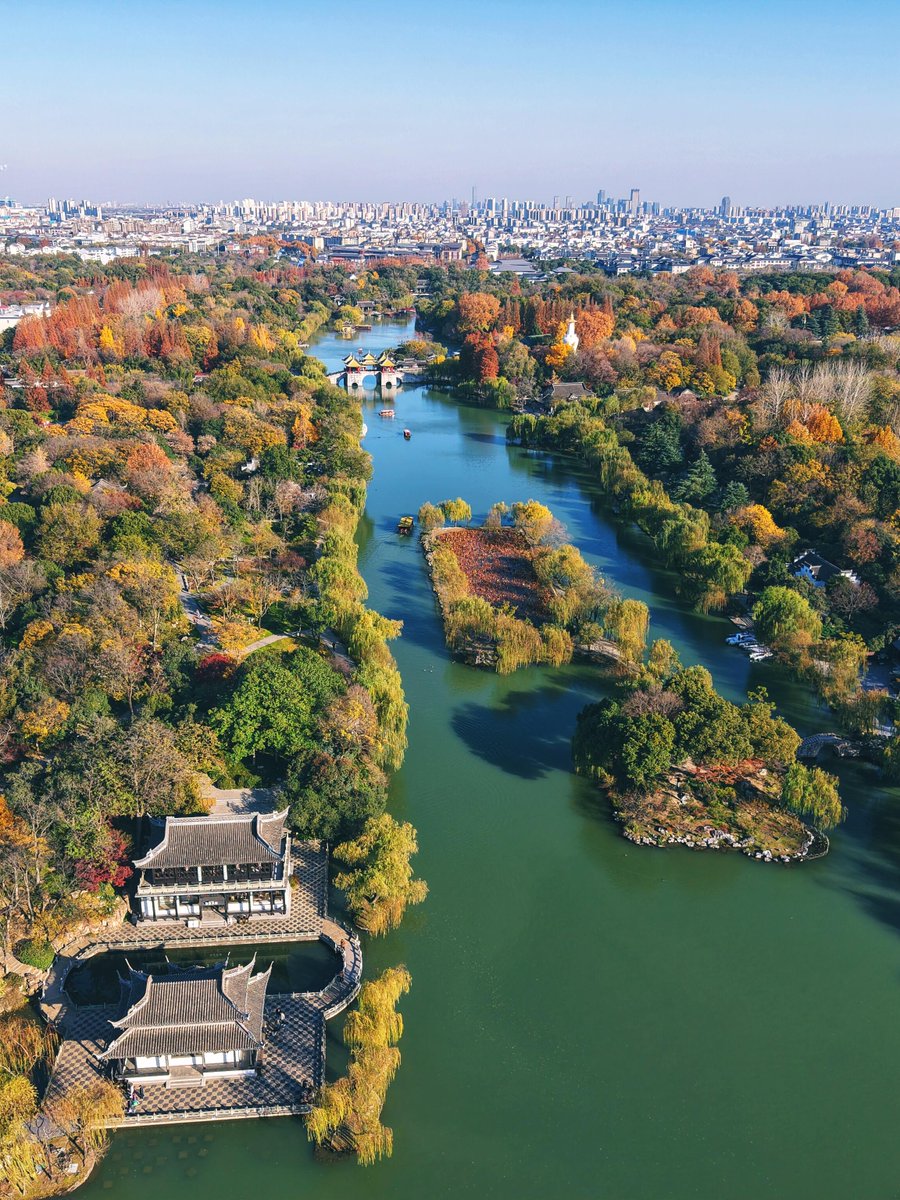 ezentrip's tweet photo. Autumn in Yangzhou feels like a scene from a Chinese painting. 🍂🌿

At Slender West Lake, quiet waters, ancient bridges, traditional pavilions and golden leaves come together beautifully.
#Yangzhou #SlenderWestLake #ChinaTravel #TravelChina #Jiangnan #AutumnInChina https://t.co/L9yTzqcNUK