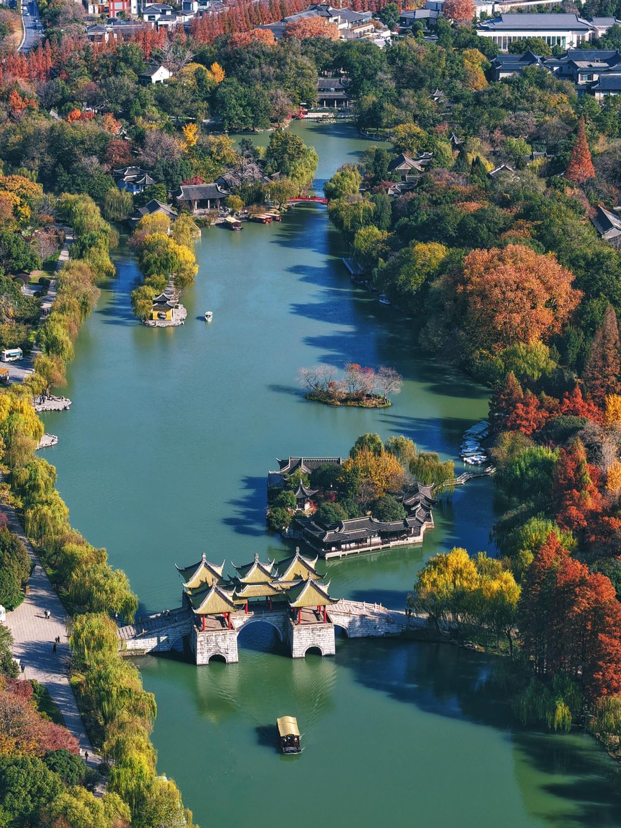 ezentrip's tweet photo. Autumn in Yangzhou feels like a scene from a Chinese painting. 🍂🌿

At Slender West Lake, quiet waters, ancient bridges, traditional pavilions and golden leaves come together beautifully.
#Yangzhou #SlenderWestLake #ChinaTravel #TravelChina #Jiangnan #AutumnInChina https://t.co/L9yTzqcNUK