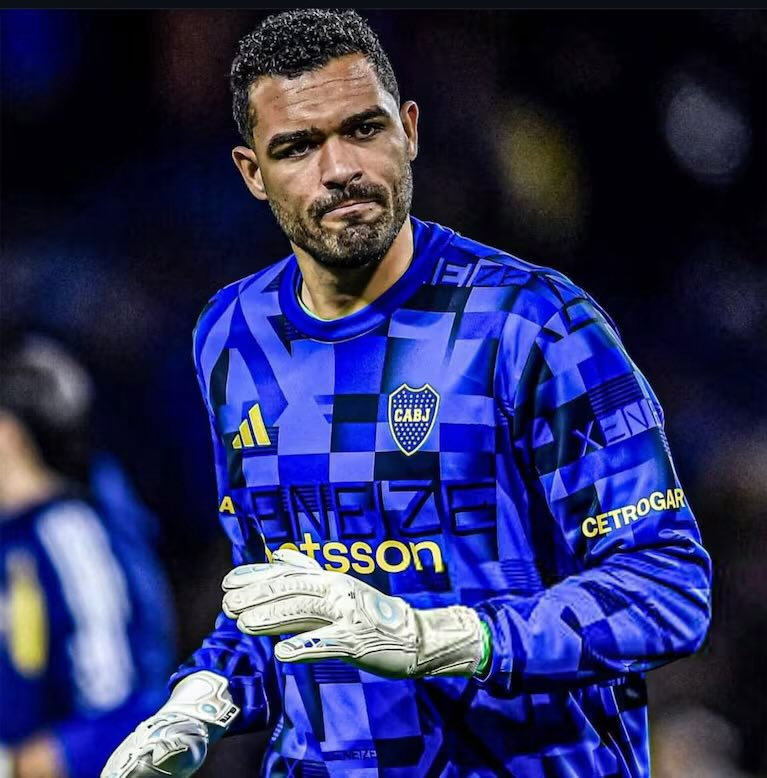 giraltpablo's tweet photo. ¡ÁLVARO MONTERO SE CONVIRTIÓ EN EL HÉROE DE LA NOCHE!

Atajó dos penales en la tanda, dejó en el camino a Vélez y le dio a Boca la clasificación a los cuartos de final de la Copa Argentina. https://t.co/poN7q8wih2