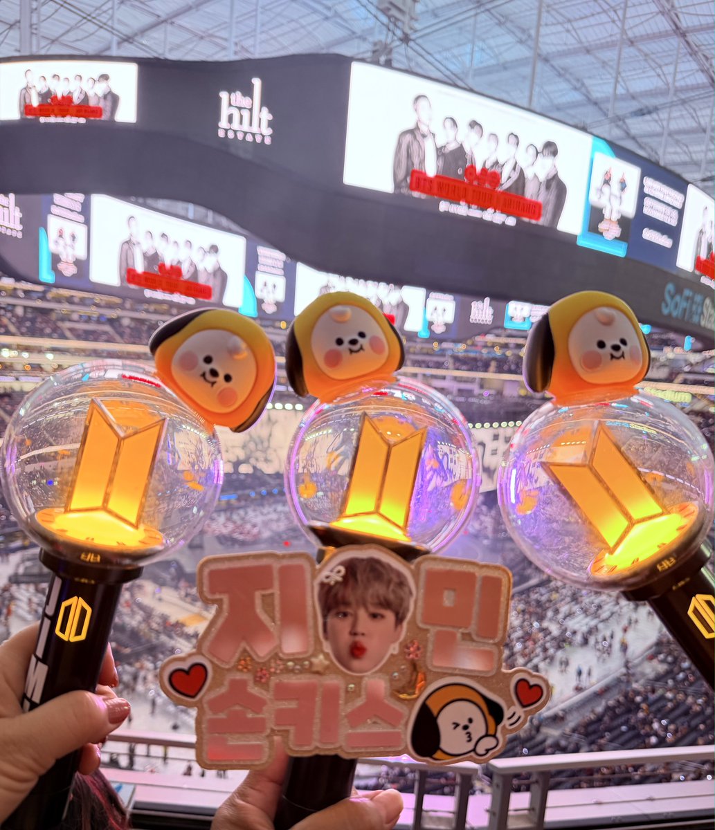 ParkJimia1013's tweet photo. Chimmy triplets with @happy__chance and @823julie 

JIMIN IGNITES LOS ANGELES 
#JIMIN_WORLDTOUR_ARIRANG https://t.co/QXXrt3Fygj