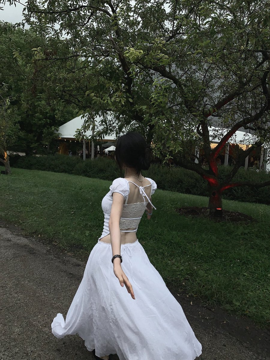 rvina's tweet photo. Wandering in white (.. ʚïɞ ) https://t.co/cE51V0cvJi