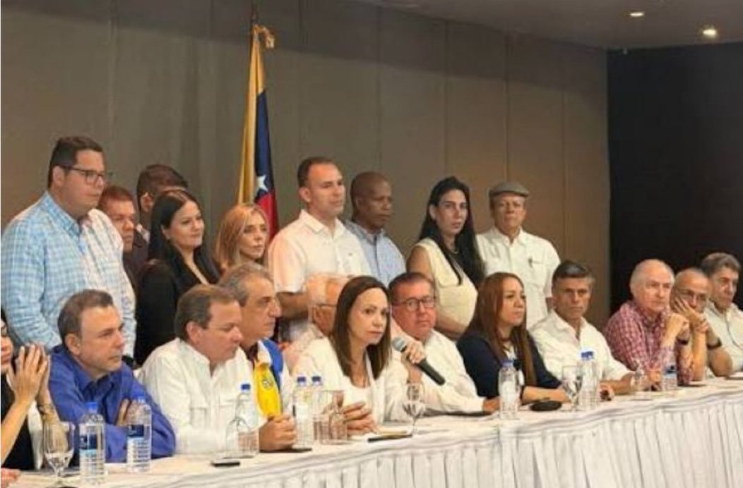 giak040's tweet photo. O era Trump avanzando como una locomotora para levantar a Venezuela 
O era está parranda de basuras , corruptos cómplices 
Me quedo con Trump https://t.co/mBEcTtFVOT