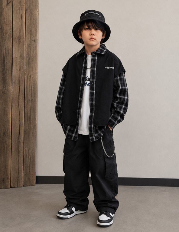 streetminikids's tweet photo. これ、重ね着じゃないんだよね。
黒×チェックが一枚になってるの、めっちゃ良くない？
子どもの服って、こういう「一枚でカッコいい」が欲しい。
子供の秋服何買う？ https://t.co/zBcEB3LCHP