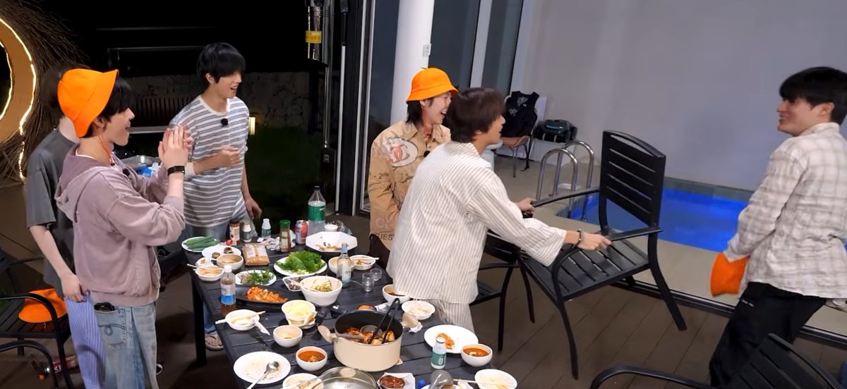 2DOX42_'s tweet photo. 해찬이는 반주로 한라산도 먹었구만
진짜 술먹은걸 다 짤랐다고

어쩐지 밥먹고 갑자기 애들이
침대에 누워있을 애들이 아닌데
진심 편집점이상했음

일이렇게 허투루 할래? https://t.co/1nvUvoc4jF