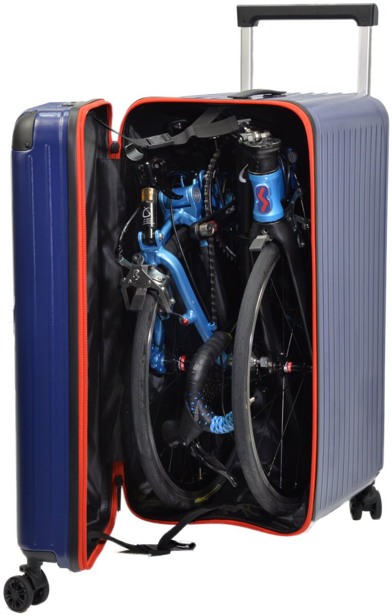 CaracleBike's tweet photo. 「ぼくの20(インチ)を守って」

【新商品】CARACLE-S 451ホイールモデルにぴったりの運搬・保護ケース

人気のCARACLE-S 451ホイールモデル(451RS/451FLAT)は、ホイール大径化による走行性能の向上と引き換えに、市販や純正のスーツケースへの収納が窮屈でした。そこで金型から特注し、451モデルにぴったりの運搬・保護ケース「Cycluggage451」を開発しました。

大きさがぴったりなだけでなく、一体化したケースに車体の大部分を収納し、小さなフタを被せる構造なので強度が高く、ウレタンパッドと併せて車体をしっかり護ります。

開閉部が小さいので狭い場所でも車体の出し入れが可能です。牽引時の幅が狭いので自分の足や周囲に当たりにくいのも特徴です。YKK製ジッパーや、ロック＆サスペンション付きキャスターなどスーツケースとしての基本機能も充実。

「大は小を兼ねる」でCARACLE-S 406ホイールモデルの収納も可能です。20インチのWO(451)規格もHE(406)規格も対応する『Cycluggage451』が、あなたのCARACLE-Sを荷扱いの荒い国際線航空便でもしっかり守ります。

■CARACLEスーツケース Cycluggage451 [CARACLE-S用]
　希望小売価格45,000円(税込49,500円)
　→詳細はこちら https://t.co/05ZMFz0xvp

#CARACLE #飛行機輪行 #CARACLE-S運搬ケース #海外旅行