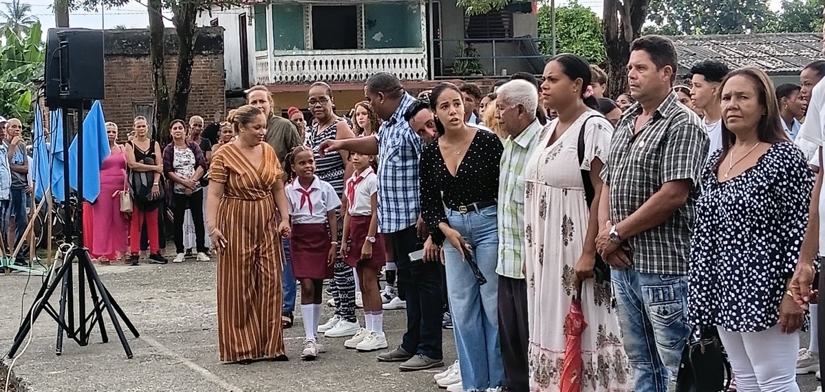 BaracoaT's tweet photo. #EducaciónDeCalidad  #EntornosSeguros #InicioDeCurso #EducaciónBaracoa #CubaMined.
Acto Municipal de Inicio de curso escolar en el Preunivesitario Julio Antonio Mella Baracoa
Un compromiso con la historia y con la revolución. https://t.co/ZQ8Iljfpqx