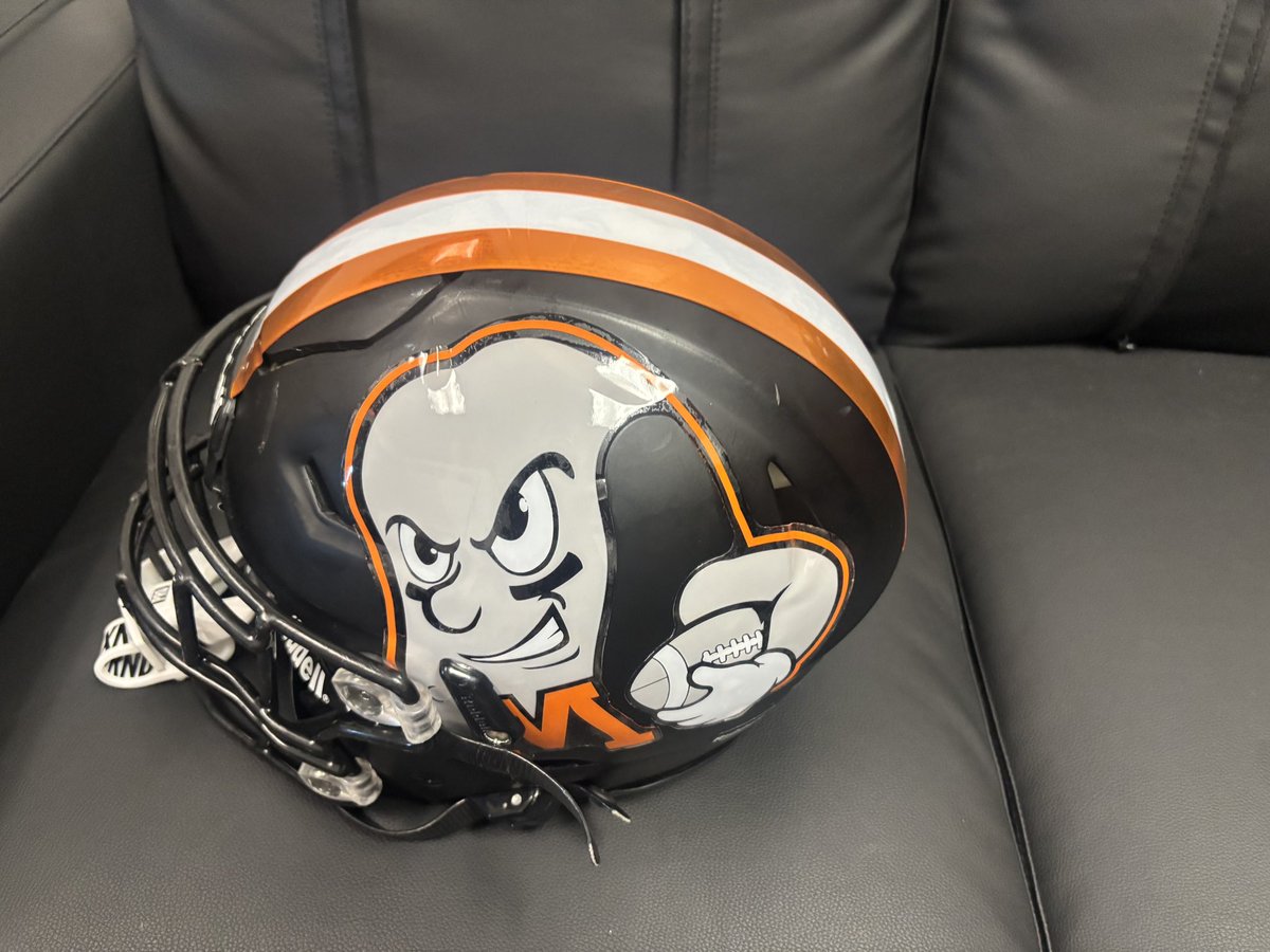 DomIzzoWDAY's tweet photo. For you helmet nerds out there; look at what the Moorhead Spuds are set to debut tomorrow night at Rogers.

I’m told the team got their first looks at them tonight.

This is tremendous from @MHDspudFootball. https://t.co/H7wUUkIzlN