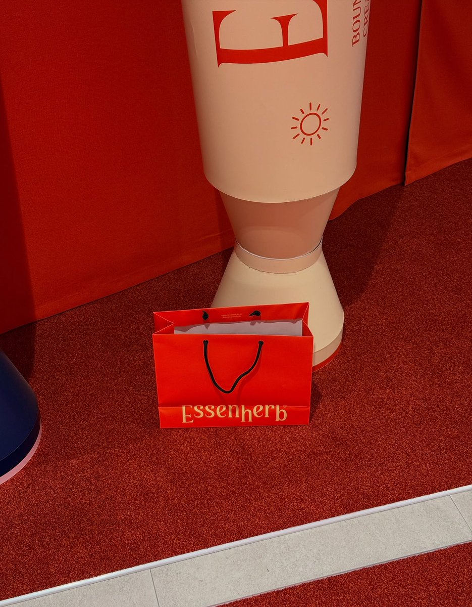 ShellieVon3r's tweet photo. Visited the Essenhurb flagship store in Garosu-gil, Sinsa-dong. Loved trying the skincare line and comparing textures. The stylish atmosphere and packaging were so exciting, and visit promotions include samples. Highly recommend for gifts too. https://t.co/nGb0gE62eE