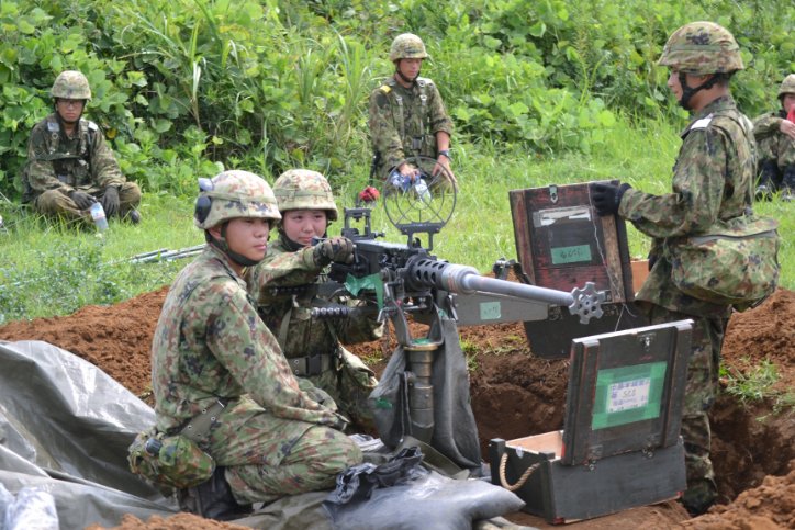 JGSDF_MatudoSta's tweet photo. 【#新隊員 教育隊】
#２高群 新隊員たちは後期教育の集大成となる #総合訓練 に臨みました。
これまで #炎天下 の中、熱中症対策を講じつつ、日々、積み重ねてきた知識・技能を発揮し #同期 と協力して訓練を #完遂 しました！
今年の習志野は特に暑かった！それでもみんなよく耐えた!!
#射撃準備 #HMG https://t.co/tjWkYG04zA