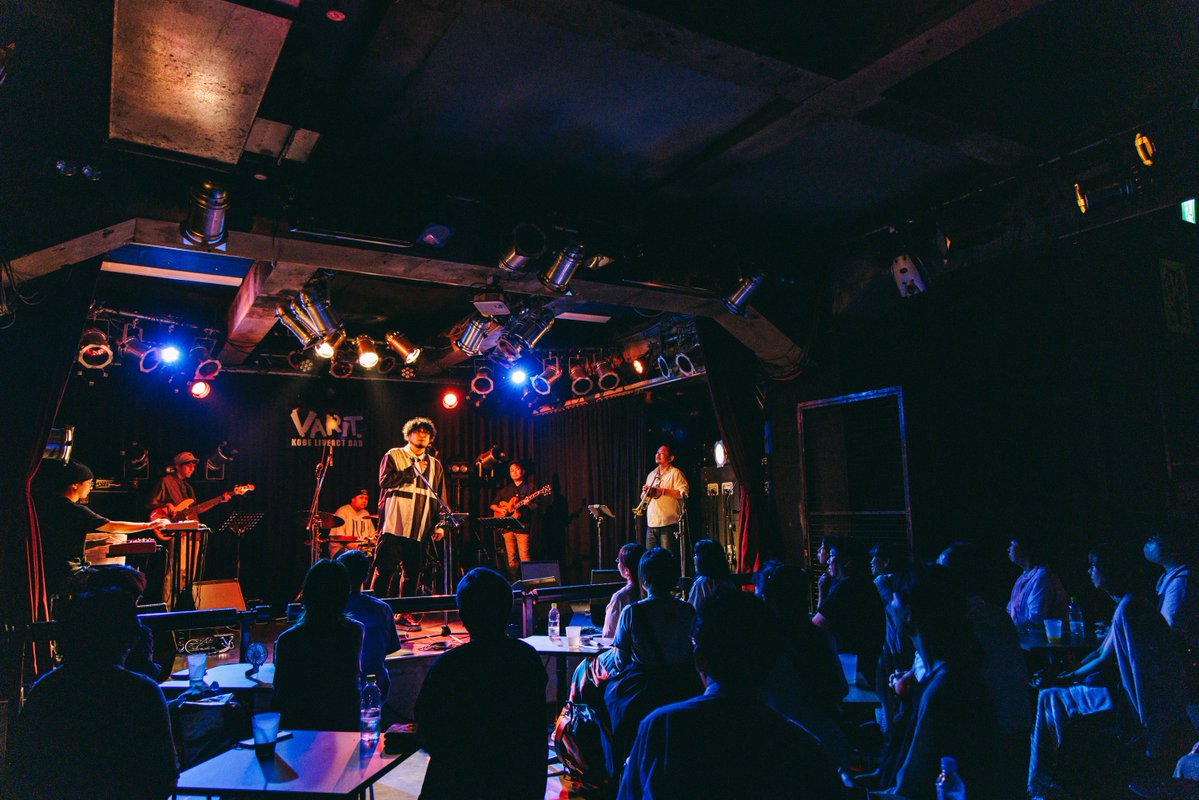 yohe_bigman's tweet photo. VARIT. JAZZ UNDERGROUND。
水曜日の神戸でお目にかかりました皆さまありがとうございました。素晴らしい企画です。あんなに豊かな時間が平日に待っててくれるなら仕事頑張れるよなあ！

Miki Hirose V-JUGの面々も手練ばかりで本当に上質な音楽を鳴らしてました。僕は「ハレルヤ」をガッツリとアレンジしてもらいましたが、控えめに言って最高でしたわ。。リハーサルで1回���っただけでも、知識、技術、経験がすべてをグルーヴさせてました。ほんのちょいとお裾分けします。

リーダーの広瀬未来がこれまた本当に最高な男で、終わってからも話尽きず。この先の展望を臆せず語り合えるってことは、やはり何かが始まっているということに他ならないと思います。乞うご期待！
んで���生日2日違いの完全に同級生ってのがまた。。同い年に刺激を受けっぱなしな夏。

南出さん誘ってくれてありがとうございます！革命的な夜でした。目撃してくれた皆さまに深く感謝いたします。感想聞かせて下さいまし。

音楽って、最高だな！！！！！！
ギラギラしながら北海道に向かいます✈️
今週末は札幌でお会いしましょう〜！

#浜端ヨウヘイ #広瀬未来 #VARIT   
Photo by Ohana @mahounouta