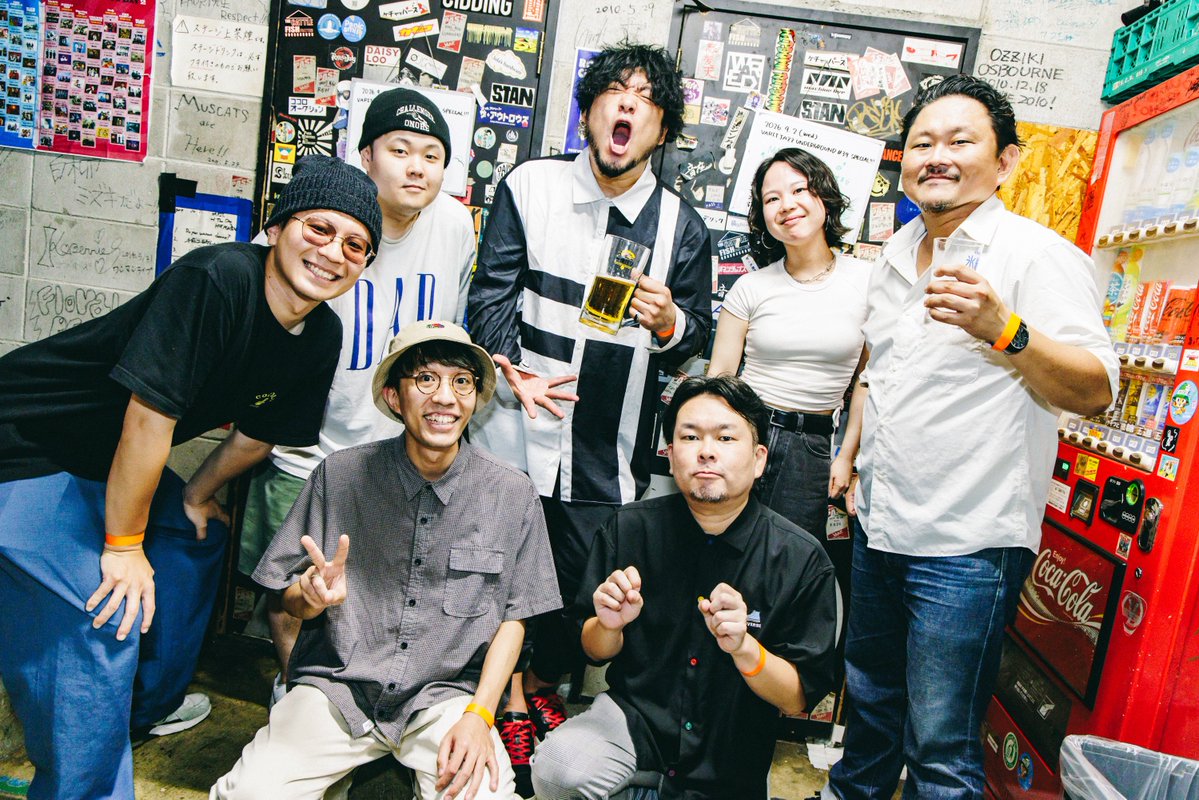 yohe_bigman's tweet photo. VARIT. JAZZ UNDERGROUND。
水曜日の神戸でお目にかかりました皆さまありがとうございました。素晴らしい企画です。あんなに豊かな時間が平日に待っててくれるなら仕事頑張れるよなあ！

Miki Hirose V-JUGの面々も手練ばかりで本当に上質な音楽を鳴らしてました。僕は「ハレルヤ」をガッツリとアレンジしてもらいましたが、控えめに言って最高でしたわ。。リハーサルで1回���っただけでも、知識、技術、経験がすべてをグルーヴさせてました。ほんのちょいとお裾分けします。

リーダーの広瀬未来がこれまた本当に最高な男で、終わってからも話尽きず。この先の展望を臆せず語り合えるってことは、やはり何かが始まっているということに他ならないと思います。乞うご期待！
んで���生日2日違いの完全に同級生ってのがまた。。同い年に刺激を受けっぱなしな夏。

南出さん誘ってくれてありがとうございます！革命的な夜でした。目撃してくれた皆さまに深く感謝いたします。感想聞かせて下さいまし。

音楽って、最高だな！！！！！！
ギラギラしながら北海道に向かいます✈️
今週末は札幌でお会いしましょう〜！

#浜端ヨウヘイ #広瀬未来 #VARIT   
Photo by Ohana @mahounouta