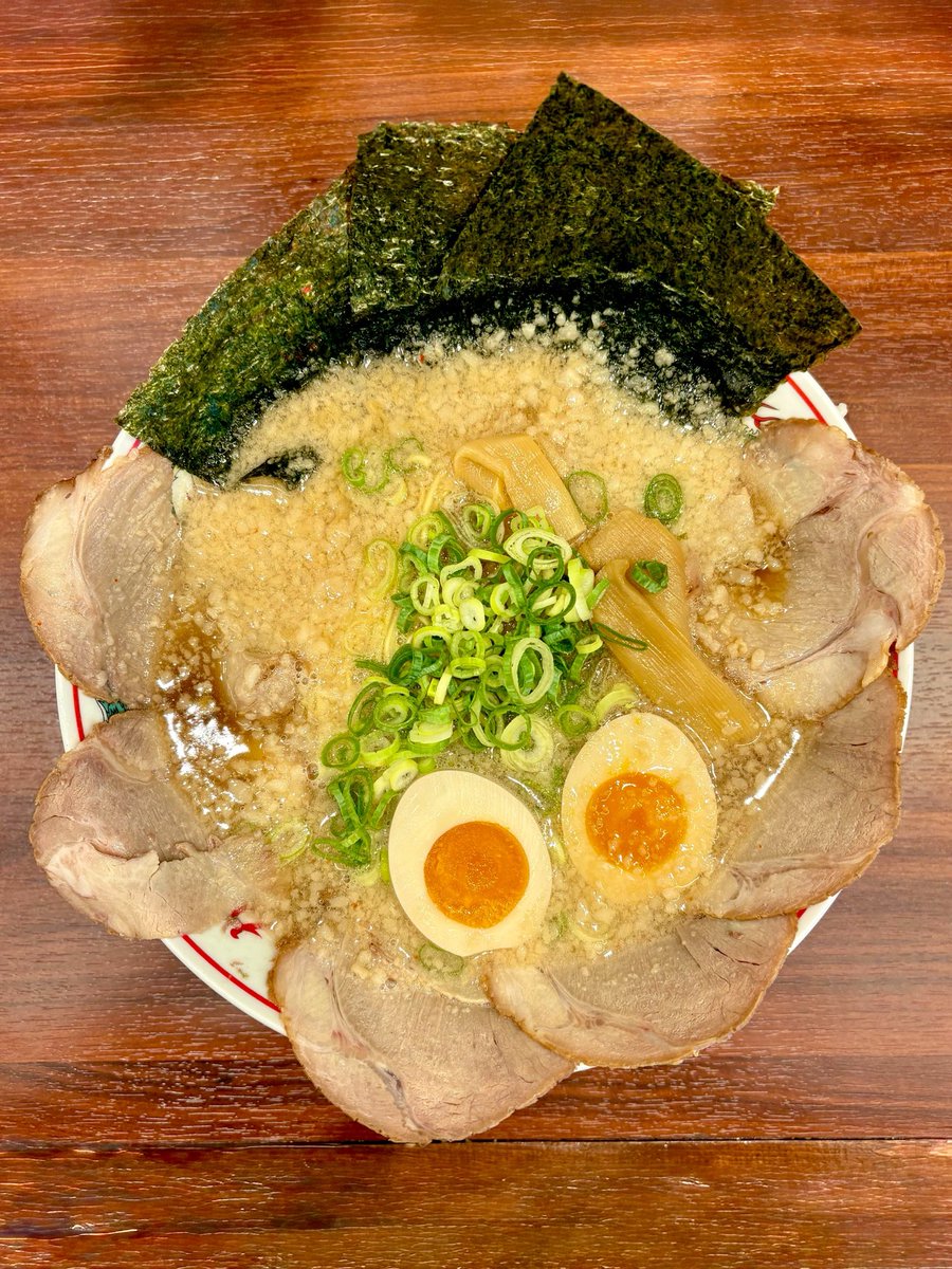 romeo_iocifalla's tweet photo. 京都北白川ラーメン 魁力屋@さいたま市
特製醤油ラーメン(全部のせ)🆓背脂
🌟極上の一杯💯 https://t.co/6mBCOMUyzr