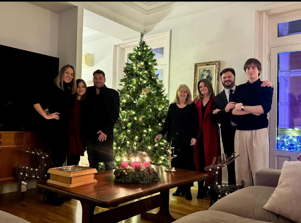 elchavito1990's tweet photo. De nacionalidad argentina 
Antecedentes de fraude Diego Sebastián Rosen Ferlini Multihomisida de la familia mexicana de Jonathan Meléndez
Aquí con su familia que vive en Valle de Bravo https://t.co/RU62ebasBu