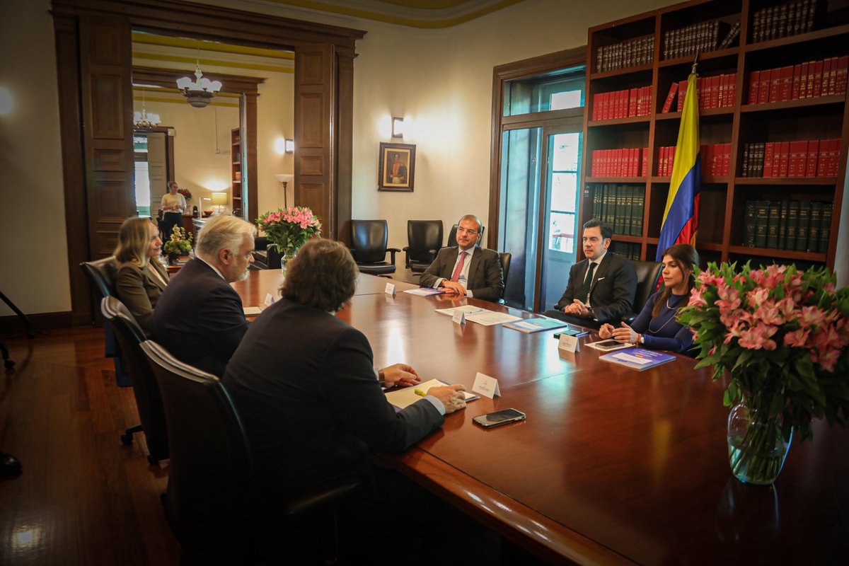 MinInterior's tweet photo. Para dialogar sobre el proceso electoral colombiano y los retos de cara a las próximas elecciones, el ministro del Interior, @Rodrigo_Lara_, se reunió con delegados de la @moeuecolombia26, encabezada por su jefe de Misión, Esteban González Pons. https://t.co/f6Zr4ImOMf