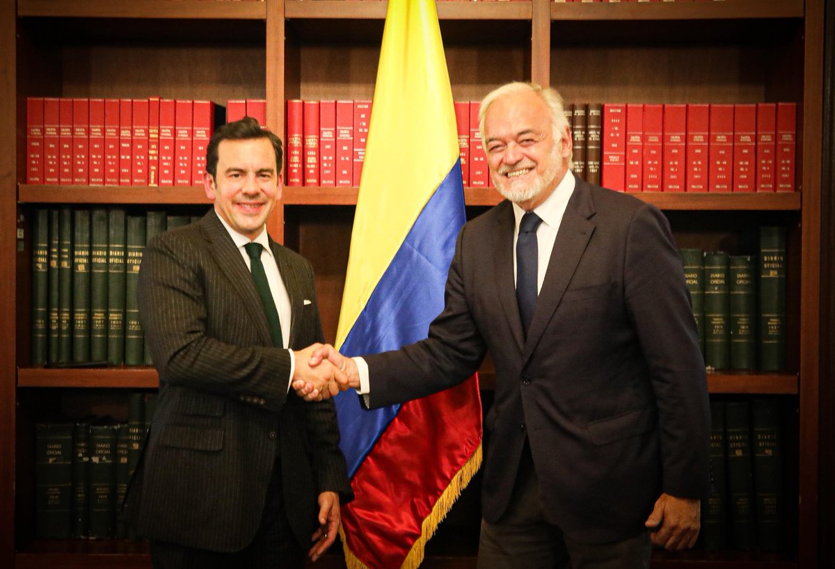 MinInterior's tweet photo. Para dialogar sobre el proceso electoral colombiano y los retos de cara a las próximas elecciones, el ministro del Interior, @Rodrigo_Lara_, se reunió con delegados de la @moeuecolombia26, encabezada por su jefe de Misión, Esteban González Pons. https://t.co/f6Zr4ImOMf